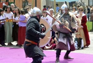 Vecinos de Trigueros luchan caracterizados durante la recreación del asalto al Castillo. ::                             FRAN JIMÉNEZ