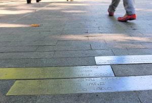 Placas que marcan la antigua ubicación del cementerio judío. ::                             HENAR SASTRE