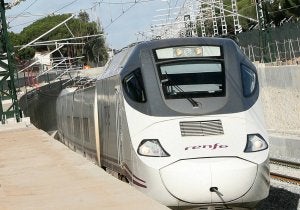 Un tren Alvia a su paso por el túnel del Pinar de Antequera. ::
RAMÓN GÓMEZ