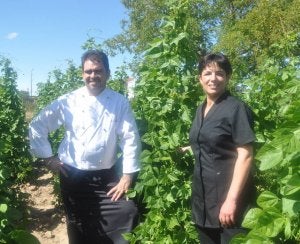 Raquel Martínez y el jefe de cocina, José Ruipérez, junto a un cultivo de alubia roja. Abajo,  la olla podrida.  ::
ARGI