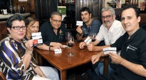 Los seis hosteleros de Parquesol muestran las tarjetas 'Rasca y gana' de la promoción. ::                             RICARDO OTAZO