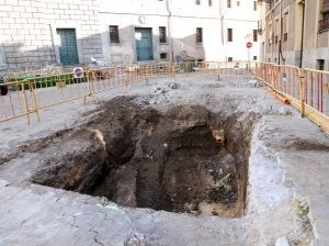 Excavación, ayer, de la plaza del Seminario donde se ha producido el hallazgo de vestigios arqueológicos y óseos. ::
ANTONIO TANARRO