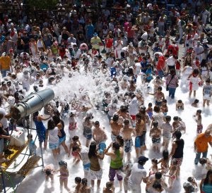 Fiesta de la espuma en la jornada de ayer. ::                             C. C.