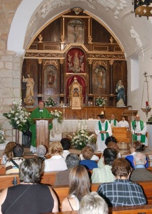 El obispo, durante la homilía en la misa de ayer en Villalba. ::
J. C. D.