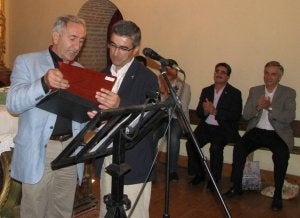 Faustino González (izquierda) entrega la placa de agradecimiento a José Ignacio Foces Gil. ::
EL NORTE