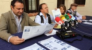 Francisco del Caño (segundo por la izquierda) desglosa ayer el ciclo de los Corralillos. ::
A. TANARRO