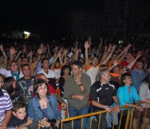 Arriba, los integrantes del grupo Celtas Cortos, durante  el concierto  del sábado.  A la izquierda, el público durante la actuación. ::
FOTOGRAFÍAS DE JOSE CARLOS DIEZ