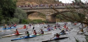 Los palistas participantes en el Descenso Internacional del Pisuerga, en la salida en el puente de la localidad de Olleros. ::                             MERCHE DE LA FUENTE