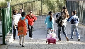 Un grupo de niños, en compañía de sus padres, acuden  al colegio el primer día del pasado curso. ::                             ANTONIO QUINTERO
