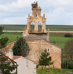 La espadaña de la iglesia de Santo Tomás destaca sobre el caserío de Bercimuel. ::
M. R.