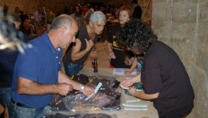 Los organizadores preparan las camisetas para su venta. ::
EL NORTE