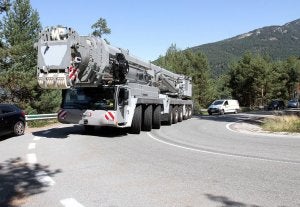 Los múltiples ejes giratorios permiten trazar bien las curvas a las grúas en las revueltas del puerto de Navacerrada. ::
ANTONIO TANARRO