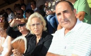 En las gradas altas de sol tiraron de abanico, como hizo Pilar Olea, junto a Julián Martín, de Tordehumos.