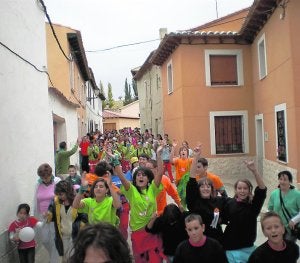 Las peñas desfilan acompañadas por la charanga. ::
EL NORTE