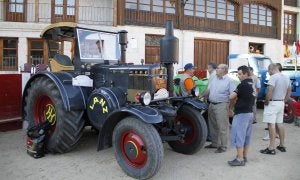 Uno de los tractores antiguos de la comitiva, en la Plaza del Coso de Peñafiel. ::
A. OJOSNEGROS
