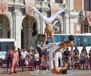 La Plaza Mayor recibió la visita del Gran Circo Mundial. La familia de hermanos equilibristas efectúa una figura artística bajo la mirada de varios niños y adultos. ::                             GABRIEL VILLAMIL