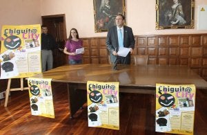 Alfonso Polanco y la concejala de Familia, Vanesa Guzón, presentan el programa de ocio infantil. ::
M. FUENTE