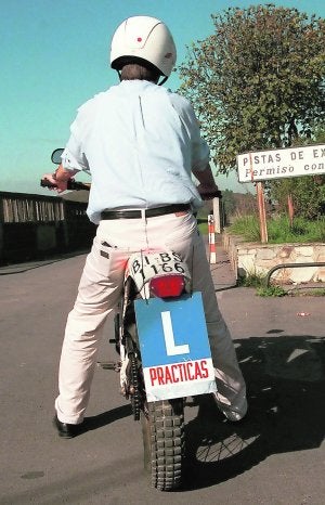 Un motorista realiza una práctica para obtener el permiso de conducir. ::
EL NORTE