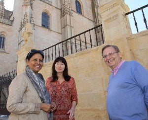 Sangeeta Datta, Gail Jones y José Paz, ayer junto a la Catedral antes de las lecturas en la librería Aída. ::
A. TANARRO