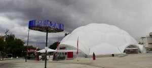 La Cúpula del Milenio con su establecimiento hostelero anejo. ::                             RAMÓN GÓMEZ