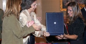 La Reina entrega el premio Acción Magistral 2011 a una representante del colegio Miguel Íscar de Valladolid. ::
ICAL