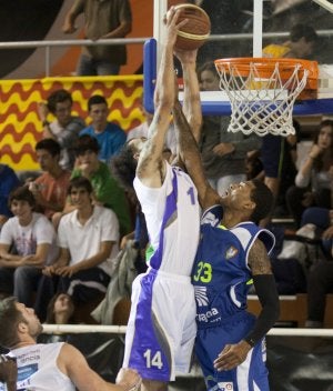 Kyle Swanston, a la izquierda, lucha ayer con el pívot del Tarragona, Earl Sallie. ::                             FOTOGRAFÍAS DE GECA SPORT