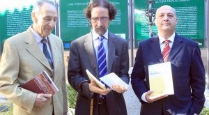 Carlos Carricajo, Luis Díaz y Máximo García posan con sus libros. ::                             HENAR SASTRE