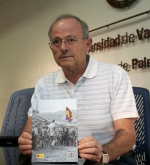 Pedro González de Prado, ayer, durante la presentación del libro. ::
VÍCTOR HERRERO