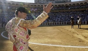 El torero Manolo Sánchez saluda al público tras la faena del pasado 8 de septiembre en Valladolid. :: RAMÓN GÓMEZ
