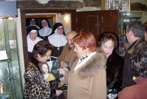 Un grupo de visitantes, en la pasada exposición de belenes. ::
EL
NORTE