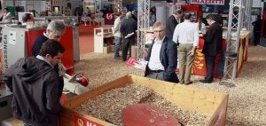 Expositores y visitantes en la Feria Expobioenergía que continúa abierta hasta la jornada de hoy miércoles en la Feria de Valladolid. ::                             GABRIEL VILLAMIL