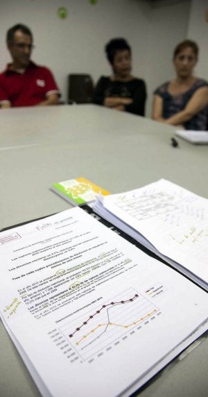 Asistentes a uno de los grupos de terapia en los que se ofrece ayuda para superar la ruptura de parejas, en Salamanca. ::
D. ARRANZ-ICAL