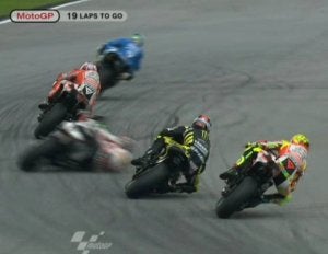 Simoncelli pierde el control y se cruza ante Edwards y Rossi.