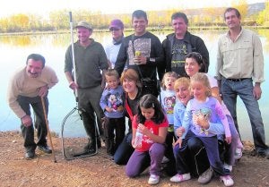 Algunos de los participantes posan al concluir el campeonato de pesca. ::
EL NORTE