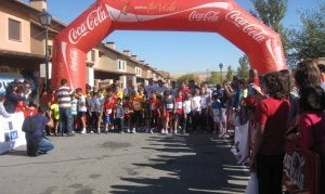 Un grupo de atletas de las categorías inferiores se prepara para tomar la salida. ::                             EL NORTE