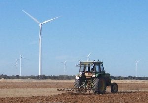 Molinos de viento instalados en el parque de San Lorenzo en la comarca del Duero-Esgueva. ::                             J. F.