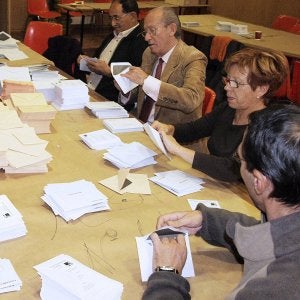 Militantes y simpatizantes llenan los sobres de las papeletas. ::
H. P.