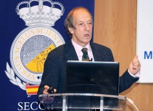 David Canter, durante su intervención en el auditorio del Museo de la Ciencia. ::                             RICARDO OTAZO