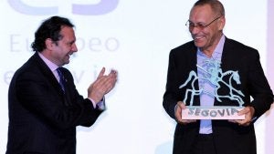 El alcalde de Segovia aplaude al cineasta ruso Andrei Konchalovsky, con el 'As de Segovia' en la mano, durante la gala de la Muces celebrada anoche. ::                             ANTONIO TANARRO