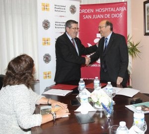 El rector de la Universidad Pontificia, Ángel Galindo, celebra el acuerdo con el director gerente de San Juan de Dios, el hermano Víctor Martín. ::                             MERCHE DE LA FUENTE