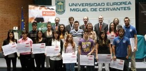 Los estudiantes galardonados con una beca posan con las autoridades académicas y representantes de las entidades colaboradoras.