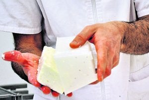 Valbuena da la vuelta a cada queso 24 horas después  del llenado del molde.