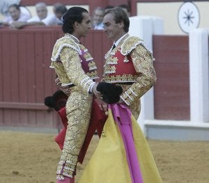 Manuel Sánchez, el día de sus despedida de los ruedos, junto a Leandro. ::
RAMÓN GÓMEZ