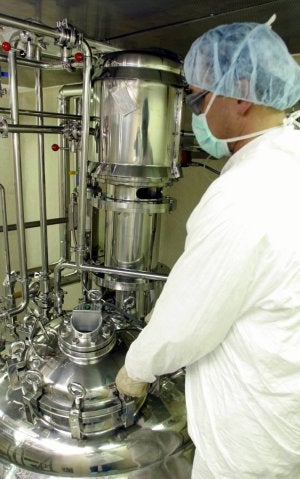 Un trabajador, en la planta arandina de Glaxo SmithKline. ::
EL NORTE