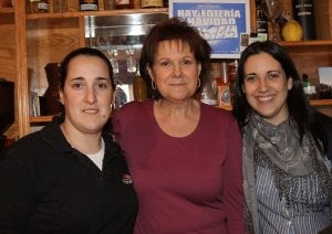 Pilar Portela, arropada por sus hijas Vanesa y Rebeca. ::                             MERCHE DE LA FUENTE
