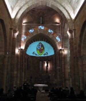 Panorámica de la nave central de la iglesia de Mave con la proyección de las pinturas murales . ::
EL NORTE
