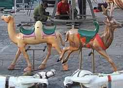 Un grupo de operarios levanta ayer el tiovivo clásico en la Plaza Mayor. :: MERCHE DE LA FUENTE