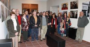 Vecinos de Baltanás escuchaN las explicaciones del director del Archivo Histórico Provincial sobre los antiguos cines. ::
LUIS ANTONIO CURIEL