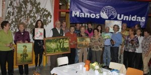 Los agraciados en la rifa posan con los objetos que lograron ganar.