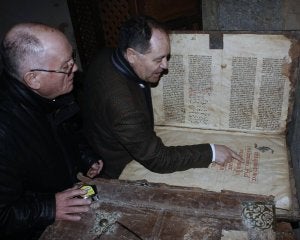 El párroco de Villasirga, Jesús Fernández -a la izquierda-, y el delegado diocesano de Patrimonio, José Luis Calvo, leen el cantoral que contiene una notación musical aquitana. ::
ANTONIO RUBIO-OBISPADO DE PALENCIA